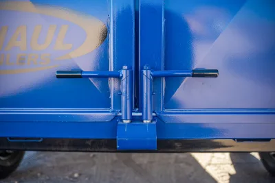 Dura-Haul RKO, RKO Gooseneck Rolloff Dump Trailer Blue Twix lock detail